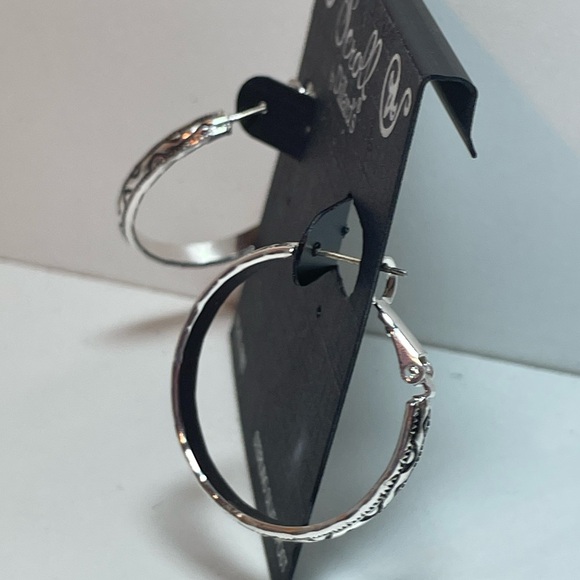 🆕 Scroll by Dillard’s Etched Design Silver-tone Hoop Lever-Back Earrings - Picture 4 of 11